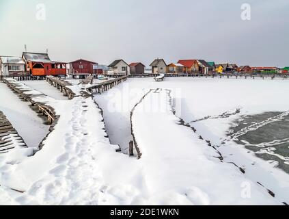 Vue sur le célèbre village flottant en hiver.Lac gelé, paysage enneigé. Bokod, Hongrie. Banque D'Images