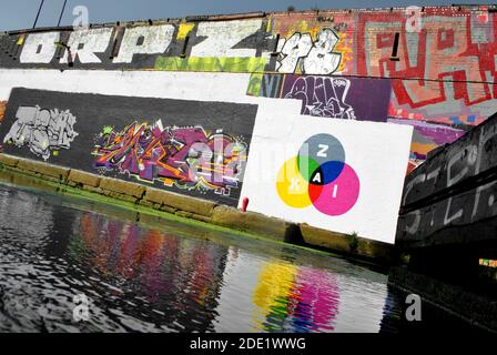 Point de vue bas Prenez sur le graffiti à côté de la canal à Hackney Wick Banque D'Images