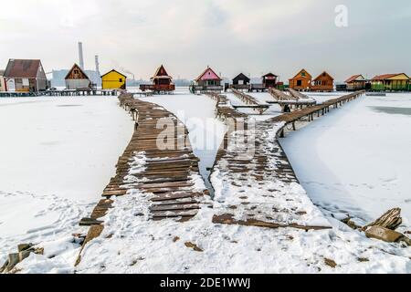 Vue sur le célèbre village flottant en hiver.Lac gelé, paysage enneigé. Bokod, Hongrie. Banque D'Images