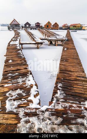 Vue sur le célèbre village flottant en hiver.Lac gelé, paysage enneigé. Bokod, Hongrie. Banque D'Images