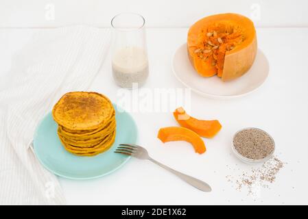 Une pile de crêpes de citrouille d'automne avec des graines de Chia et du miel sur un fond clair. Délicieux régime végétarien sain petit déjeuner. Le concept de prendre Banque D'Images