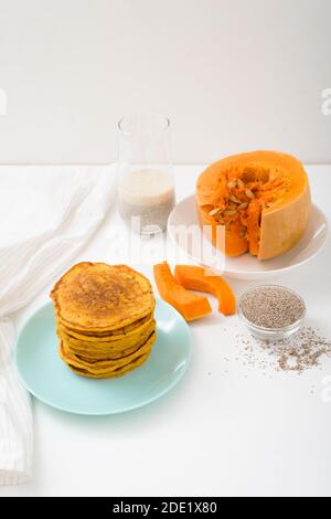 Une pile de crêpes de citrouille d'automne avec des graines de Chia et du miel sur un fond clair. Délicieux régime végétarien sain petit déjeuner. Le concept de prendre Banque D'Images