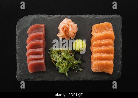 Une vue de dessus de divers sashimi japonais sur un plateau Banque D'Images