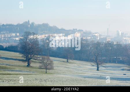 Vue sur Clifton Down depuis Ashton court le matin d'hiver glacial. Bristol. ROYAUME-UNI. Banque D'Images