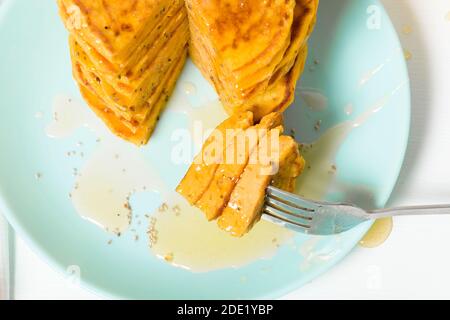 Une pile de crêpes de citrouille d'automne avec des graines de Chia et du miel sur un fond clair. Délicieux régime végétarien sain petit déjeuner. Le concept de prendre Banque D'Images