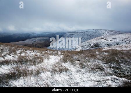 Vue sur la vallée de Cerrig Edmwnt avec Craig y Fan DDU sur la droite. Parc national de Brecon Beacons. Pays de Galles. ROYAUME-UNI. Banque D'Images