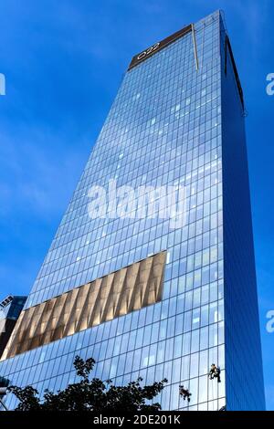 Varsovie, Mazovia / Pologne - 2020/08/09: Nettoyants pour murs de verre accrochés à la surface de la tour Q22 de bureau d'Echo Investment à al Avenue Jana Pawla II à Do Banque D'Images