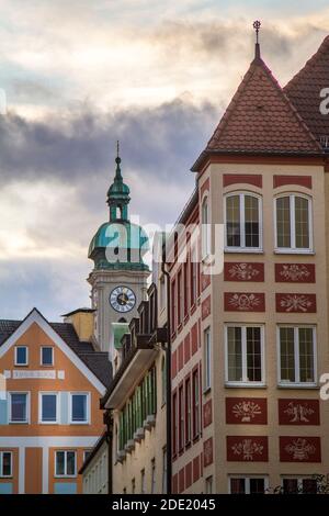 Vue cachée de la tour de l'horloge Heiliggeistkirche, Munich, Bavière, Allemagne, Europe, dans un ciel nuageux, avec espace de copie Banque D'Images