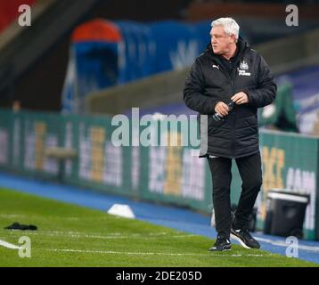 LONDRES, ANGLETERRE - NOVEMBRE 27:Steve Bruce, directeur de Newcastle United, pendant la première place entre Crystal Palace et Newcastle United à Selhurst Park S. Banque D'Images