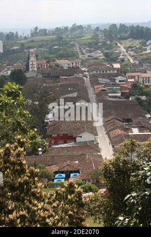 Vue aérienne de la petite paysanne andine village de Salento, dans le Quindio région du café, près du Parc Naturel de Cocora. Montagnes des Andes. Colomb Banque D'Images