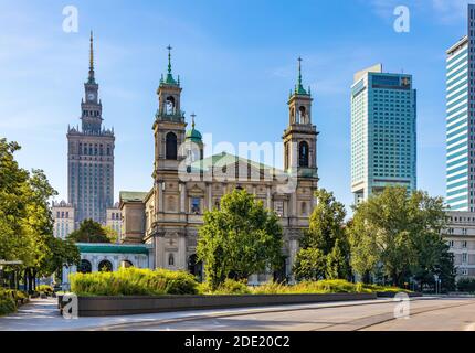 Varsovie, Mazovia / Pologne - 2020/08/09: Centre ville de Srodmiescie quartier et place Grzybowski avec église de la Toussaint et Palais de la Culture et de la Science PKiN Banque D'Images