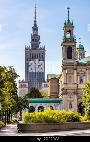 Varsovie, Mazovie / Pologne - 2020/08/09: Vue panoramique du centre-ville de Srodmiescie avec le Palais de la Culture et des Sciences Tour PKiN et tous les Saints churc Banque D'Images