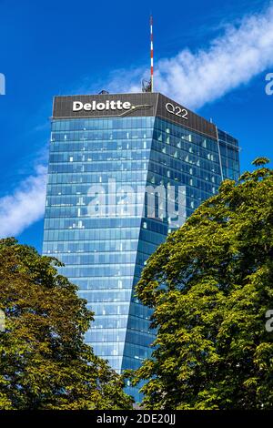 Varsovie, Mazovia / Pologne - 2020/08/09: Surface en verre bleu de la tour de bureau Q22 d'Echo Investment à al Avenue Jana Pawla II au centre-ville Banque D'Images