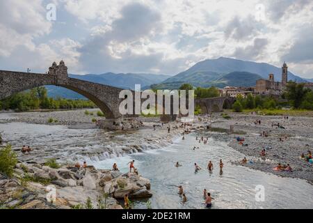 BOBBIO, ITALIE, 20 AOÛT 2020 - le 'Vieux' pont' ou 'Pont Gobbo' également 'Pont du diable' à Bobbio, province de Piacenza, Vallée de Trebbia, Emilie-Romagne, Banque D'Images