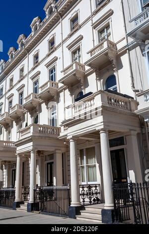 Maisons et appartements en terrasse style Regency géorgien à Kensington Londres Angleterre Royaume-Uni la région populaire destination touristique attraction la Banque D'Images