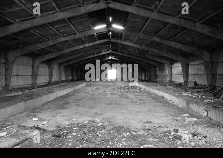 Bâtiment industriel abandonné. Grande dent vide. Ancienne ferme d'élevage. Banque D'Images