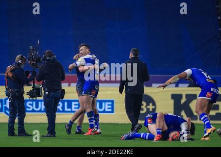 Zeb Taia (11) de St Helens célèbre la victoire Banque D'Images