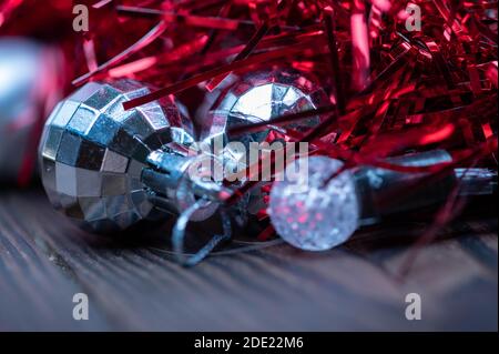 Ballons brillants, guirlande électrique et éléments multicolores de décoration d'arbre de Noël, gros plan, mise au point sélective. Nouvel an et Noël Banque D'Images