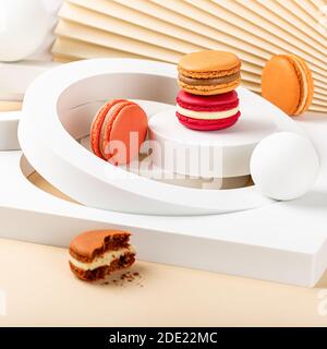 Macaron à gâteau ou macaron sur fond beige Banque D'Images