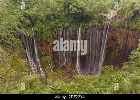 La splendeur de la cascade de Coban Sewu Banque D'Images