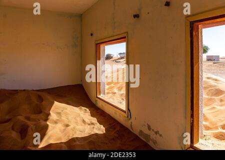 Intérieur de maison négligé enterré dans le sable dans le village fantôme d'Al Madame dans les Émirats arabes Unis. Banque D'Images