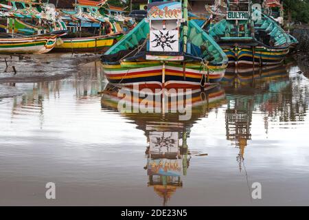 Payangan Beach est un village de pêcheurs avec des bateaux traditionnels. L'endroit idéal pour profiter du coucher du soleil. Banque D'Images