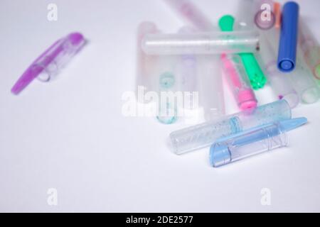 Un tas de plumes et de couvertures différentes. Concept de papeterie. Espace de copie. Isolé. Photo de haute qualité Banque D'Images