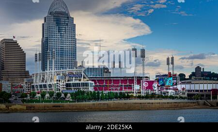 Cincinnati, Ohio--29 août 2018 ; vue sur le Great American Ballpark, stade de l'équipe de baseball des Reds, le long des rives du centre-ville de la rivière Ohio Banque D'Images