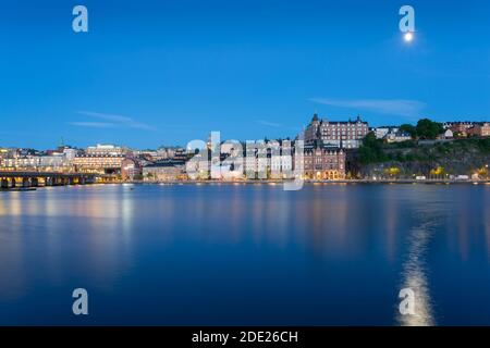 Vue de Sodermalm au crépuscule depuis Riddarholmen, Stockholm, Suède, Scandinavie, Europe Banque D'Images