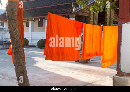 Les moines bouddhistes orange robes séchage sur les lignes de lavage au monastère Au Laos Banque D'Images