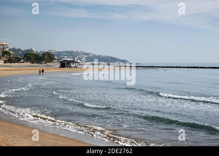 Plage de Voramar dans la villa de Benicasim dans la province de Castellón de la Plana, Communauté Valencienne, Espagne., Europe Banque D'Images