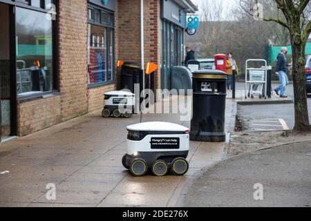 Northampton, Royaume-Uni, 28 novembre 2020. Le système de livraison de robots de Starship a démarré ces derniers jours à partir du magasin local Co-op du Wootton Fields Centre, dans la région de Wootton, dans la ville, livrant à moins de 3 miles du magasin, desservant environ 5,000 ménages avec des livraisons sans contact, il est occupé depuis le début. Crédit : Keith J Smith/Alamy Live News Banque D'Images