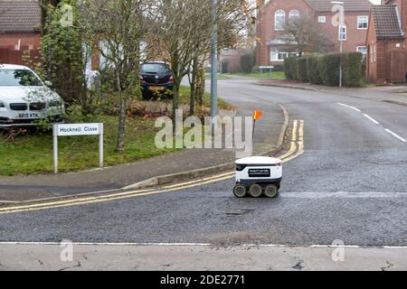 Northampton, Royaume-Uni, 28 novembre 2020. Le système de livraison de robots de Starship a démarré ces derniers jours à partir du magasin local Co-op du Wootton Fields Centre, dans la région de Wootton, dans la ville, livrant à moins de 3 miles du magasin, desservant environ 5,000 ménages avec des livraisons sans contact, il est occupé depuis le début. Crédit : Keith J Smith/Alamy Live News Banque D'Images