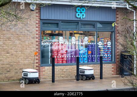 Northampton, Royaume-Uni, 28 novembre 2020. Le système de livraison de robots de Starship a démarré ces derniers jours à partir du magasin local Co-op du Wootton Fields Centre, dans la région de Wootton, dans la ville, livrant à moins de 3 miles du magasin, desservant environ 5,000 ménages avec des livraisons sans contact, il est occupé depuis le début. Crédit : Keith J Smith/Alamy Live News Banque D'Images