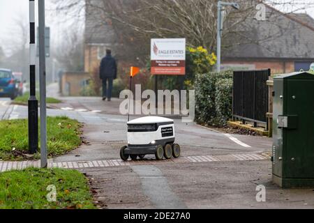 Northampton, Royaume-Uni, 28 novembre 2020. Le système de livraison de robots de Starship a démarré ces derniers jours à partir du magasin local Co-op du Wootton Fields Centre, dans la région de Wootton, dans la ville, livrant à moins de 3 miles du magasin, desservant environ 5,000 ménages avec des livraisons sans contact, il est occupé depuis le début. Crédit : Keith J Smith/Alamy Live News Banque D'Images
