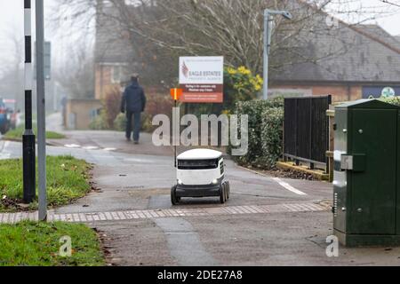 Northampton, Royaume-Uni, 28 novembre 2020. Le système de livraison de robots de Starship a démarré ces derniers jours à partir du magasin local Co-op du Wootton Fields Centre, dans la région de Wootton, dans la ville, livrant à moins de 3 miles du magasin, desservant environ 5,000 ménages avec des livraisons sans contact, il est occupé depuis le début. Crédit : Keith J Smith/Alamy Live News Banque D'Images