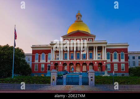 Boston, ma--26 août 2018; vue sur la rue de l'entrée du Massachusetts statehouse avec dôme doré au crépuscule Banque D'Images