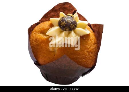 Moule à muffins en forme de boule de Noël provenant de la boulangerie M&S en magasin isolée Fond blanc - Bauble Victoria Sponge Muffin Banque D'Images