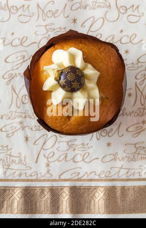 Gâteau de Noël à muffins en forme de boule provenant de la boulangerie M&S en magasin le jour de Noël Serviette de table – boule Victoria éponge Muffin Banque D'Images