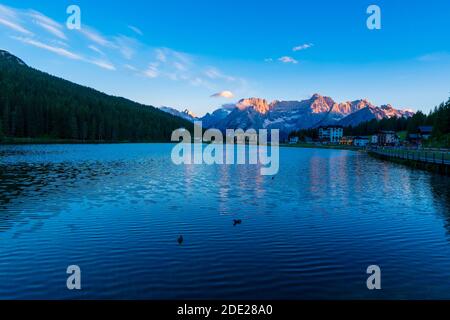 Coucher de soleil majestueux à Lago di Misurina et incroyable paysage de montagne autour de Dolomites, province de Belluno, Italie Banque D'Images