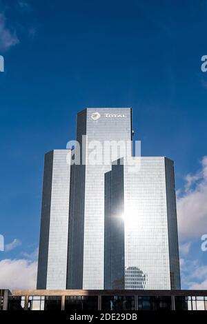 Courbevoie, France, 12 novembre 2020 : vue extérieure de la tour Total Coupole, abritant le siège de la compagnie pétrolière Total, Paris la Défense Banque D'Images