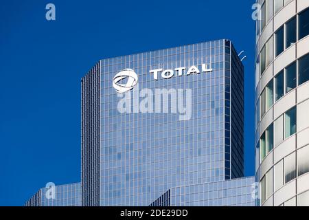 Courbevoie, France, 12 novembre 2020 : vue extérieure de la tour Total Coupole, abritant le siège de la compagnie pétrolière Total, Paris la Défense Banque D'Images