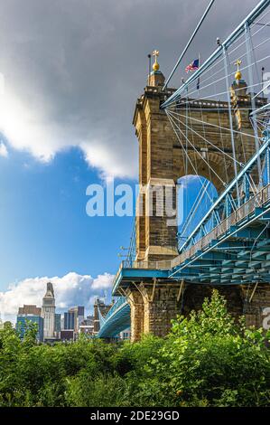 Cincinnati, OH--29 août 2018; vue sur la tour sud du pont suspendu en acier John A. Roebling avec vue sur le centre-ville en arrière-plan Banque D'Images