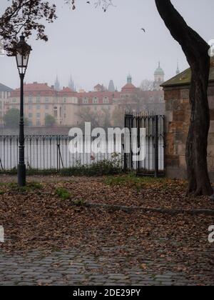 Vue depuis l'île de Kampa le long du pont Charles vers le vieux Prague Ville sur un matin d'automne brumeux Banque D'Images