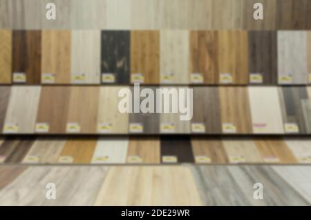 flou et défoqué: un grand assortiment sur les étagères du magasin avec des échantillons de parquet pour la maison Banque D'Images
