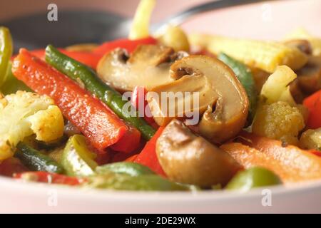 Gros plan de légumes frais cuits sur l'assiette Banque D'Images