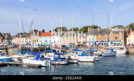Port d'Anstruther Bateaux de pêche et yachts dans le port côtier écossais d'Anstruther Fife Scotland East Neuk of Fife UK GB Europe Banque D'Images