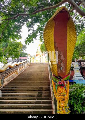 Escaliers avec des serpents de Wat Sila Ngu temple, Jaidee (Chedi Sila Ngu) à Koh Samui, Thaïlande. Banque D'Images