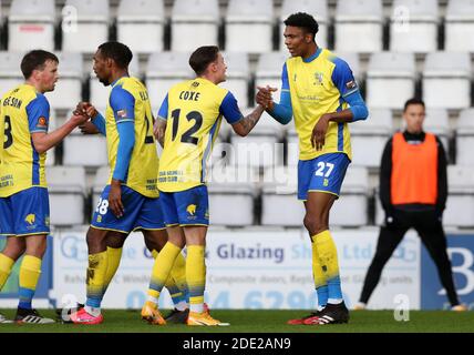 Kyle Hudlin (à droite) de Solihull Moors célèbre le premier but de son équipe lors du deuxième tour de la coupe FA au stade Mazuma, à Morecambe. Banque D'Images