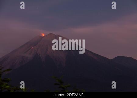 Semeru est la plus haute montagne de l'île de Java, à 3676 mètres au-dessus du niveau de la mer. Banque D'Images